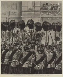 De koninklijke inspectie, de wacht bij Buckingham Palace, drie hoeraatjes voor de koningin!